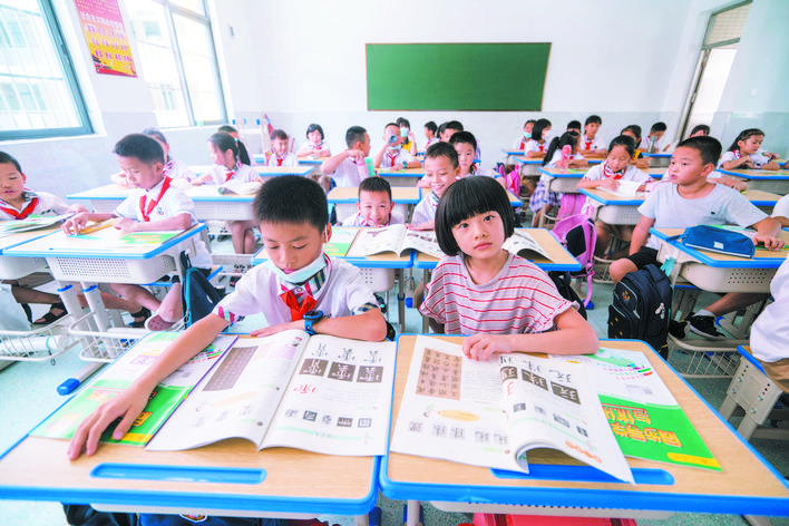     课后的书法课程受到惠州市第16小学学生欢迎。