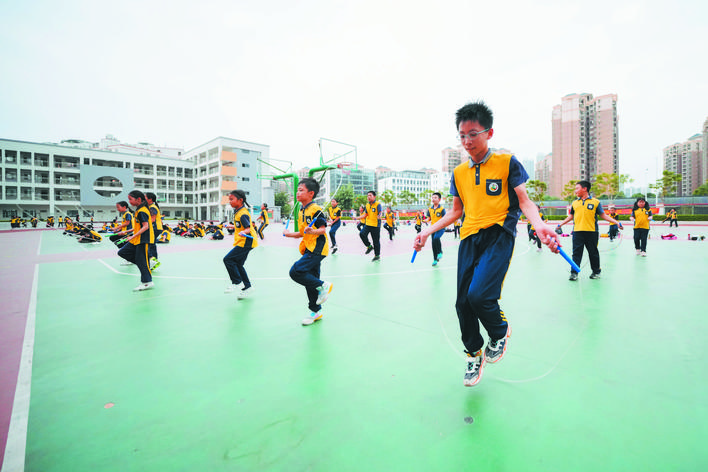     二十九小学生组成跳绳队一同玩耍。