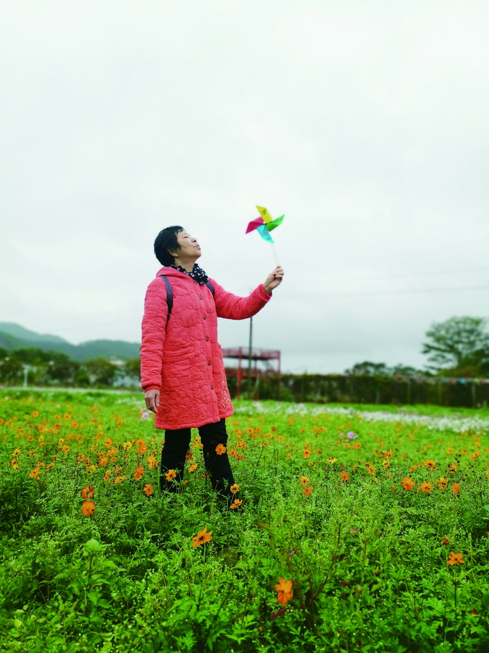     游客在新作塘花海拍照。