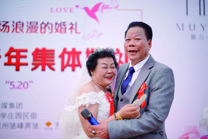     朱联德、赖丽霞夫妻：以前没有举行完美的婚礼，日子好了，以前没做    到的，今天做到了!