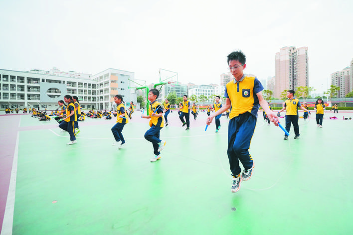     购买学平险，为孩子添份保障。东江时报记者周楠 摄