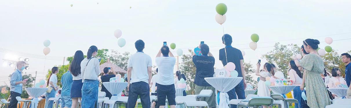 <p>    往届“东江之恋”活动，男女嘉宾一起放飞气球。</p>