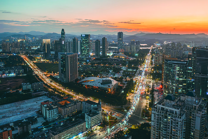     11月26日 惠州市江北街道，傍晚的天空泛起暮色火烧云，与城市夜景相得益彰。