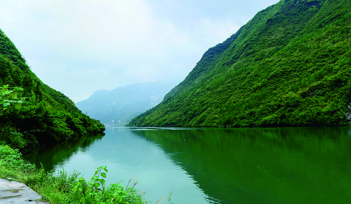     武隆地处大娄山与武陵山的交错地带，长江中游最大支流——乌江横贯县境。 