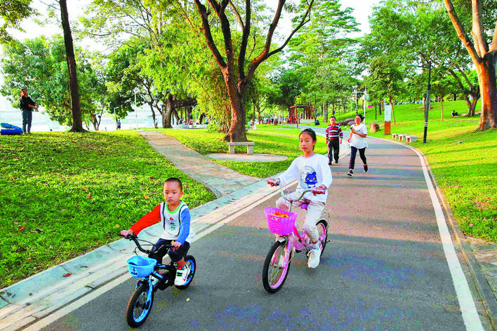     市区东江公园升级改造后增加了体育设施配套，满足市民就近运动需求。    惠州日报记者钟畅新 摄