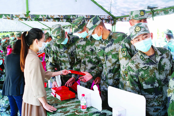     日前，市司法局军队法律服务团应邀在第七十四集团军开展“公共法律服务进军营”专题活动。    图片由受访单位提供