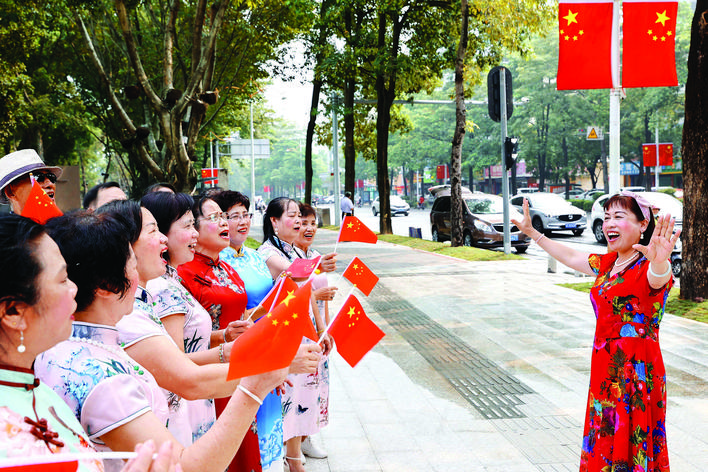     通过开展党史学习教育，爱党爱国情怀根植民心。这是市民穿着旗袍在公园齐唱《没有共产党就没有新中国》为祖国庆生。