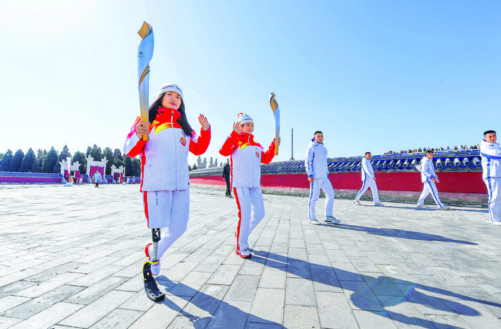     3月2日，火炬手孙变变（左）和王亚男在天坛圜丘传递城市火种火炬。