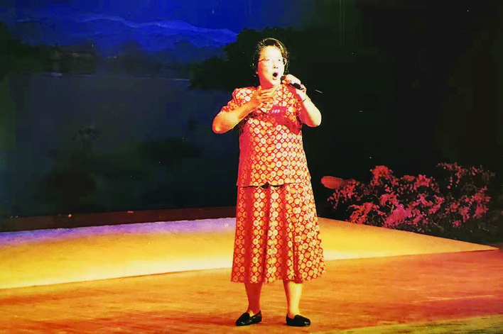 <p>    1996年10月第二届世界惠州同乡恳亲大会在惠州举办，叶佩英在晚会上演唱《我爱你，中国》。</p>