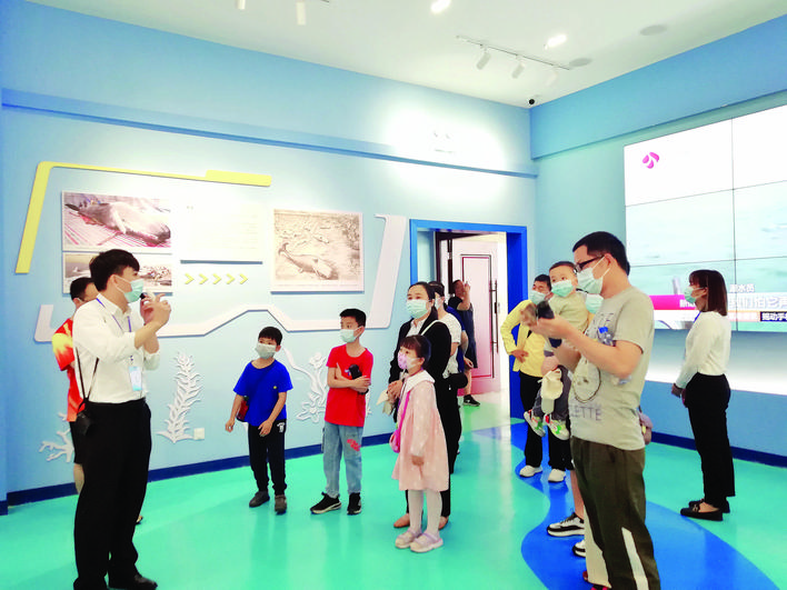     “五一”期间，惠州抹香鲸主题馆迎来众多参观者。 惠州日报记者刘建威 通讯员王焕 摄