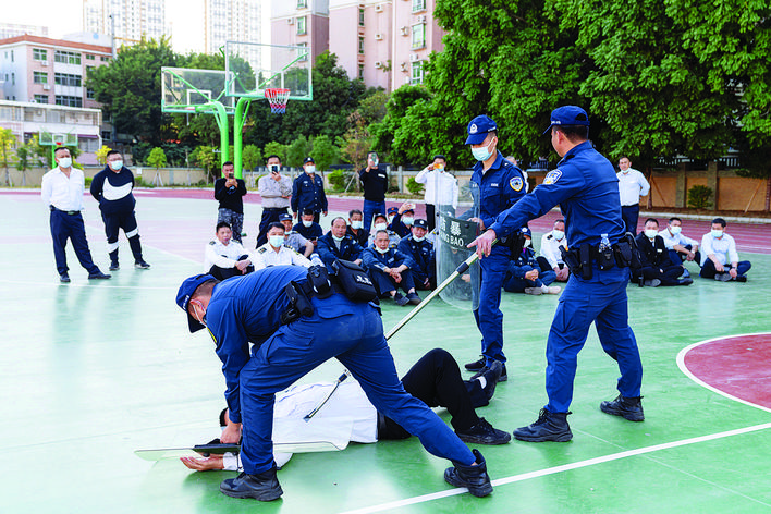     港惠商圈“最小应急单元”队员开展应急演练。
