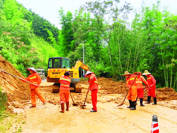     龙门县交通运输局抢险组开展道路抢修工作。 惠州日报记者黄宇翔 通讯员龙融心 摄