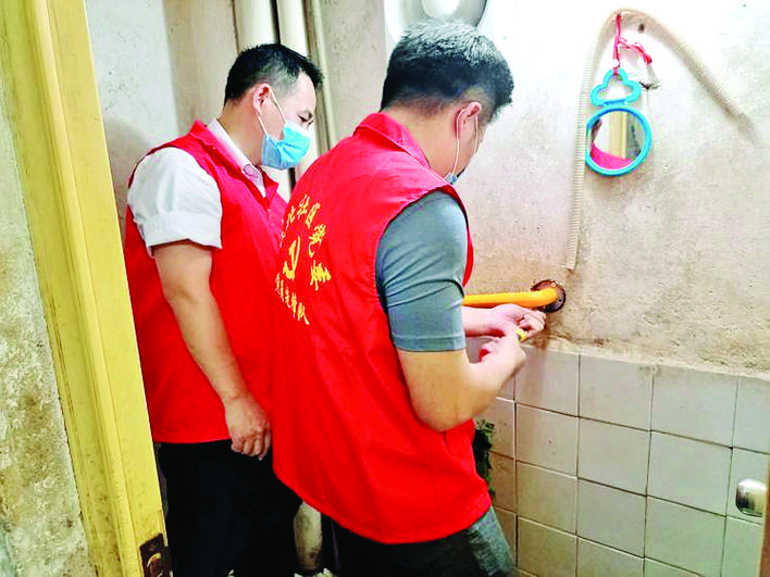     工作人员上门为居民安装厕所安全扶手。
