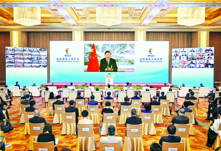     6月22日晚，国家主席习近平以视频方式出席金砖国家工商论坛开幕式并发表题为《把握时代潮流 缔造光明未来》的主旨演讲。新华社发