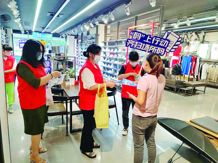     志愿者走进商场、商铺免费派发口罩，同时倡导群众要养成佩戴口罩的良好习惯。    惠州日报记者黄宇翔 通讯员龙融心 摄