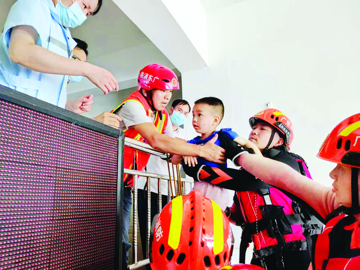     惠州消防人员救助被困群众。    惠州日报记者谭琳 通讯员廖国庆 摄