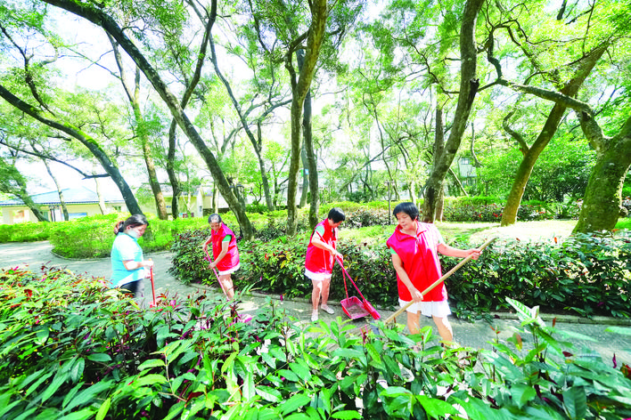     塘尾村妇女参与乡村治理，美化乡村环境。惠州日报记者周楠 摄