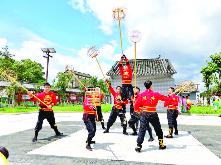     龙门县传统舞蹈《舞竹龙》。惠州日报记者朱金赞 李颖 摄