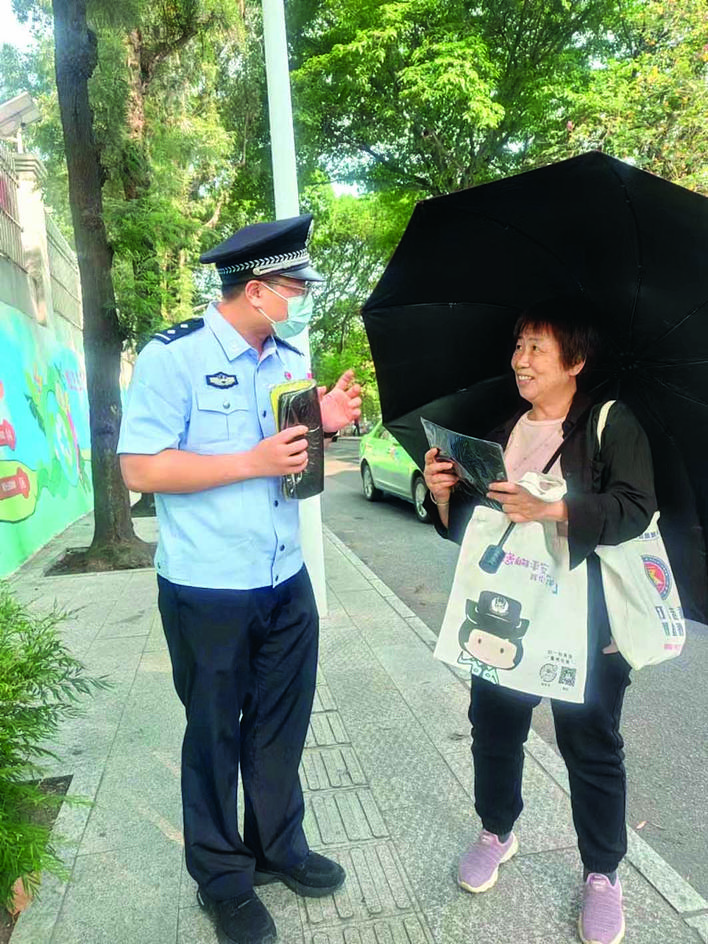     民警向社区居民宣传反诈防盗防火知识。