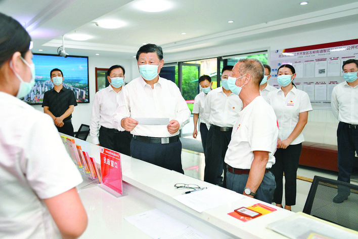     6月28日下午，中共中央总书记、国家主席、中央军委主席习近平在东湖高新区左岭街道智苑社区党群服务中心，向社区工作者了解党建引领基层社区治理及便民服务等情况，并同前来办事的老年人亲切交谈。新华社发