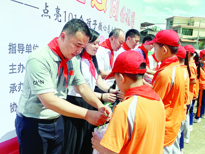     爱心人士向孩子们送上学习用品。    惠州日报记者黄宇翔 通讯员黄晨 摄