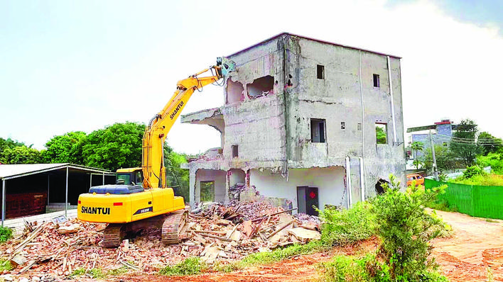     拆除违法建筑现场。惠州日报记者李燕文 摄