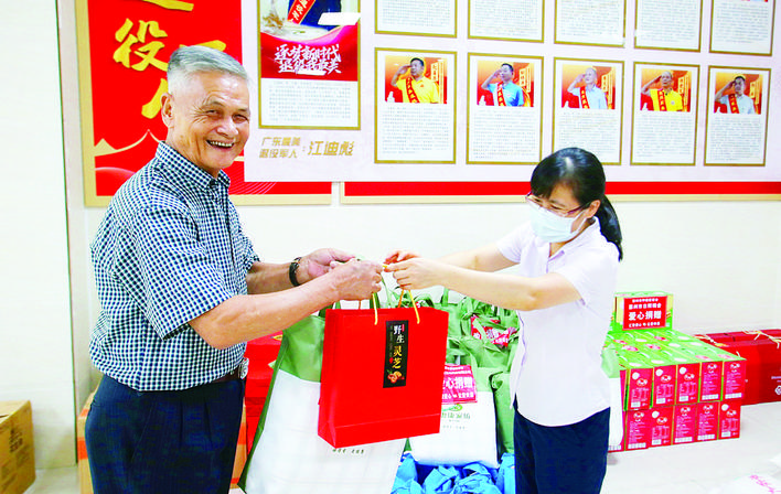     烈士家属获赠慰问物资。惠州日报记者朱金赞 摄