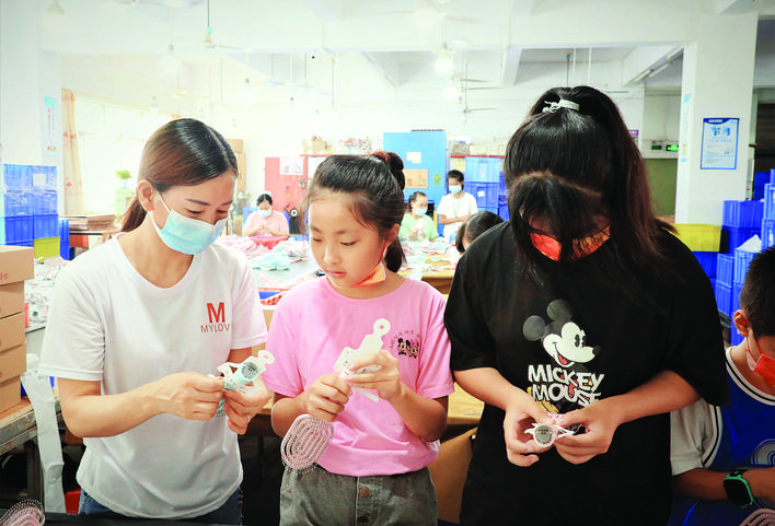     惠州市旺升学校张晓静同学暑假参加职业体验志愿服务活动。 由个人提供