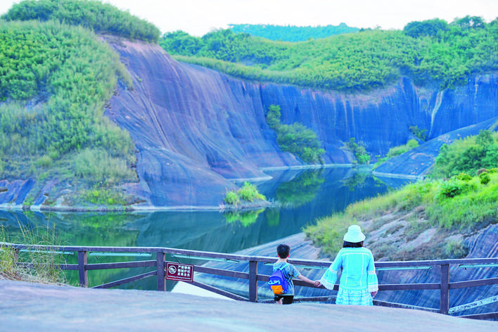     高椅岭原生态丹霞奇景。