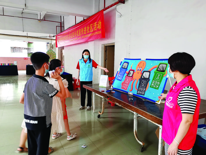     小朋友在游戏中学习垃圾分类知识。    惠州日报记者谭琳 摄