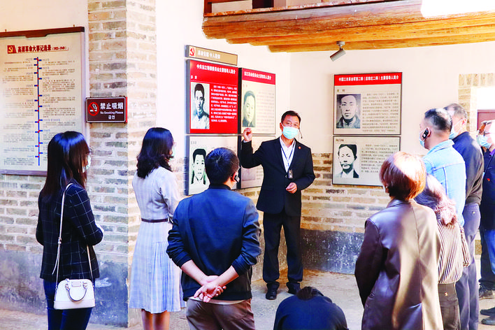     何克勤为游客讲解景区历史知识。惠州日报记者谭琳 摄