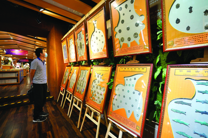     市民在古钱币文化展上观赏。本组图片 惠州日报记者汤渝杭 摄