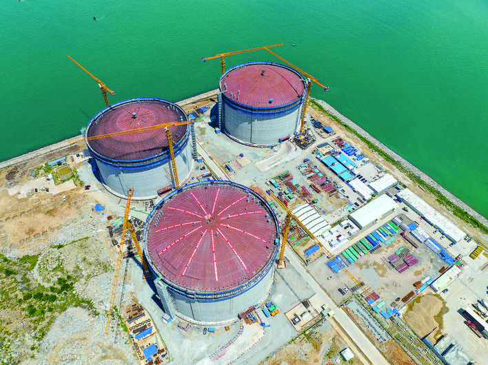     惠州LNG接收站项目一期工程3座20万立方米的LNG储罐矗立在海边。惠州日报记者张艺明 摄