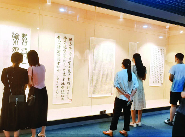     市民参观作品展。  惠州日报记者李芳娟 通讯员张丽娴 摄