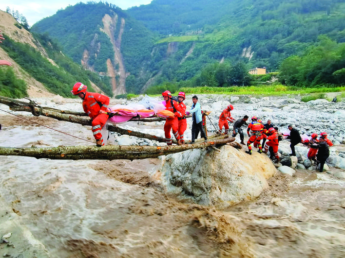     9月5日，武警四川总队机动第二支队官兵在泸定磨西镇磨子沟村搭建临时木桥转移被困群众（手机照片）。新华社发