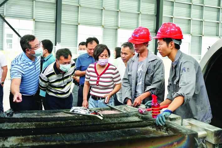     代表团在兴义市义龙新区新材料产业园稀美资源科技有限公司参观考察。