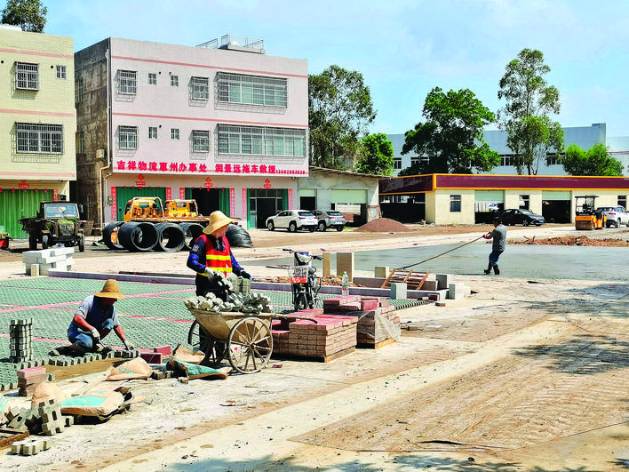     惠民大道沿线一改造点正在建设停车场。