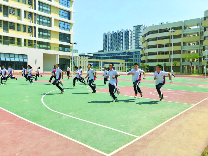     仲恺中学七年级学生在新扩建的操场上上体育课。