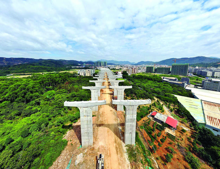     深莞惠红色干线改建工程是连通深莞等大湾区城市的“黄金通道”。图为正在建设中的新圩段。惠州日报记者许文昌 摄