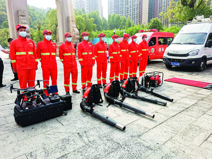     活动现场向市民展示森林消防设备。    惠州日报记者李芳娟 黄尉宏 通讯员石文霞 摄