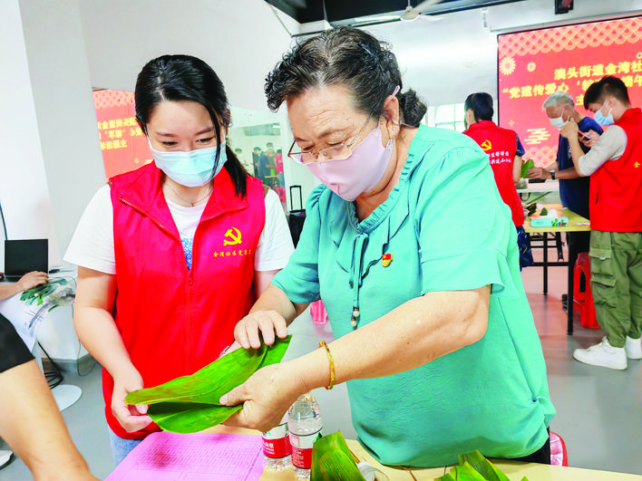     流动党员积极参加社区志愿服务活动。