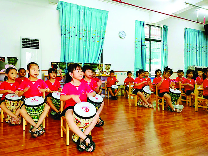     龙门县逐年优化学校布局，推进中小学校和幼儿园建设。