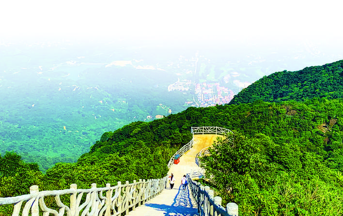     宛如巨龙般的登山栈道。