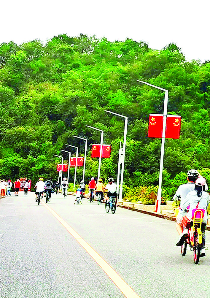 　　骑行红花湖绿道，备受市民游客喜爱。　　惠州日报记者李松权 摄