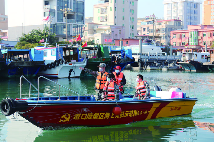     海上党员示范岗协同港口英雄民兵连到海上开展疫情防控巡查及宣传工作。