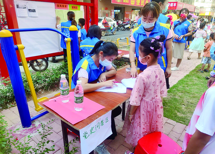     儿童青少年驻足在图文并茂党史知识宣传区学习百年党史。