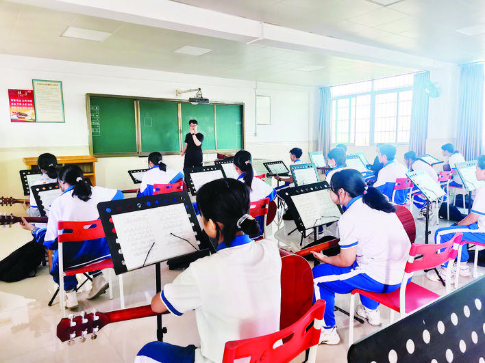     学生学习乐理知识。