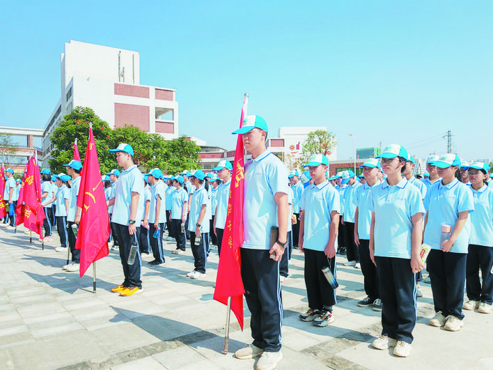     仲恺高级中学新生拓展开训仪式。