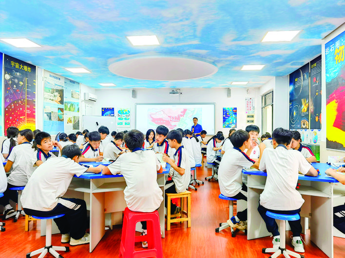     学生在多功能地理室上课。