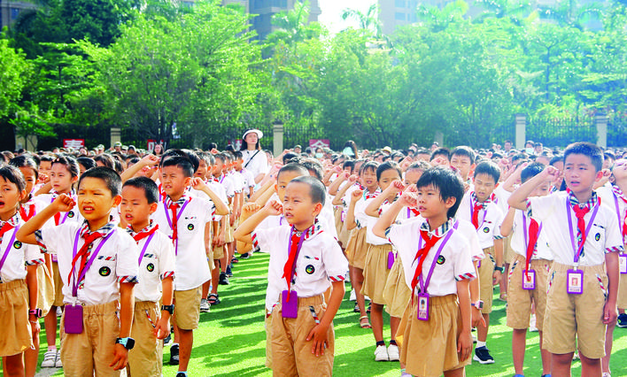     学生参加活动。